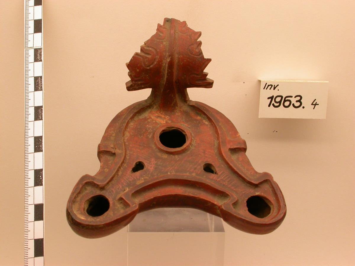Zweiflammige Öllampe mit Henkelaufsatz in Form eines Ahornblattes