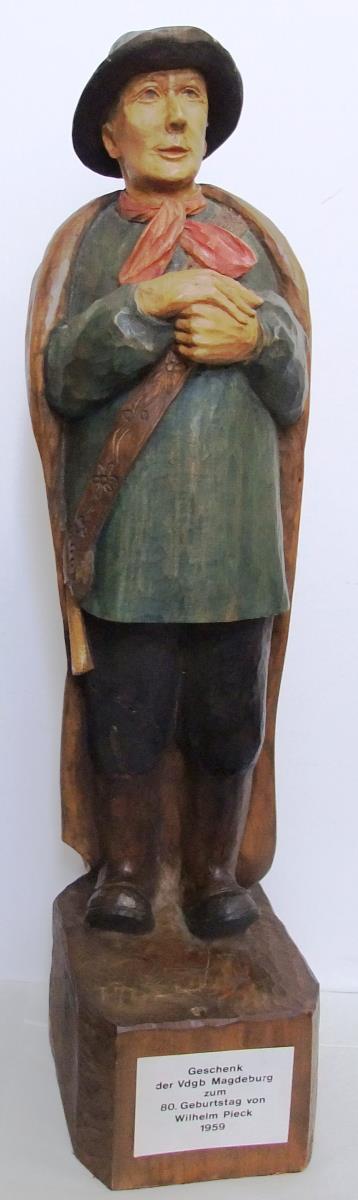 Geschenk der Vdgb (Vereinigung der gegenseitigen Bauernhilfe) zum 80. Geburtstag von Wilhelm Pieck 1959. [Jahreszahl stimmt nicht; da W. Pieck bereits 1956 seinen 80. Geburtstag hatte]