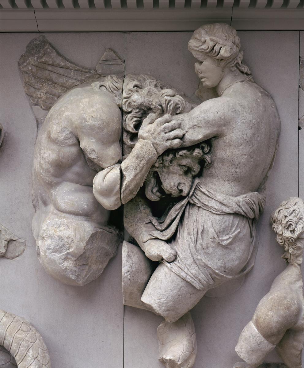 Pergamonaltar, Südfries - Ausschnitt: Jugendlicher Gott (Aither ?) hält Giganten mit Schlangenbeinen, Menschenkörper und Löwenkopf im Würgegriff
