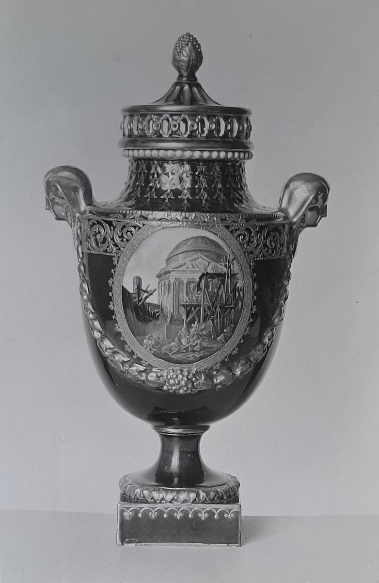 Potpourrivase mit durchbrochenem Deckel und blauem Fond