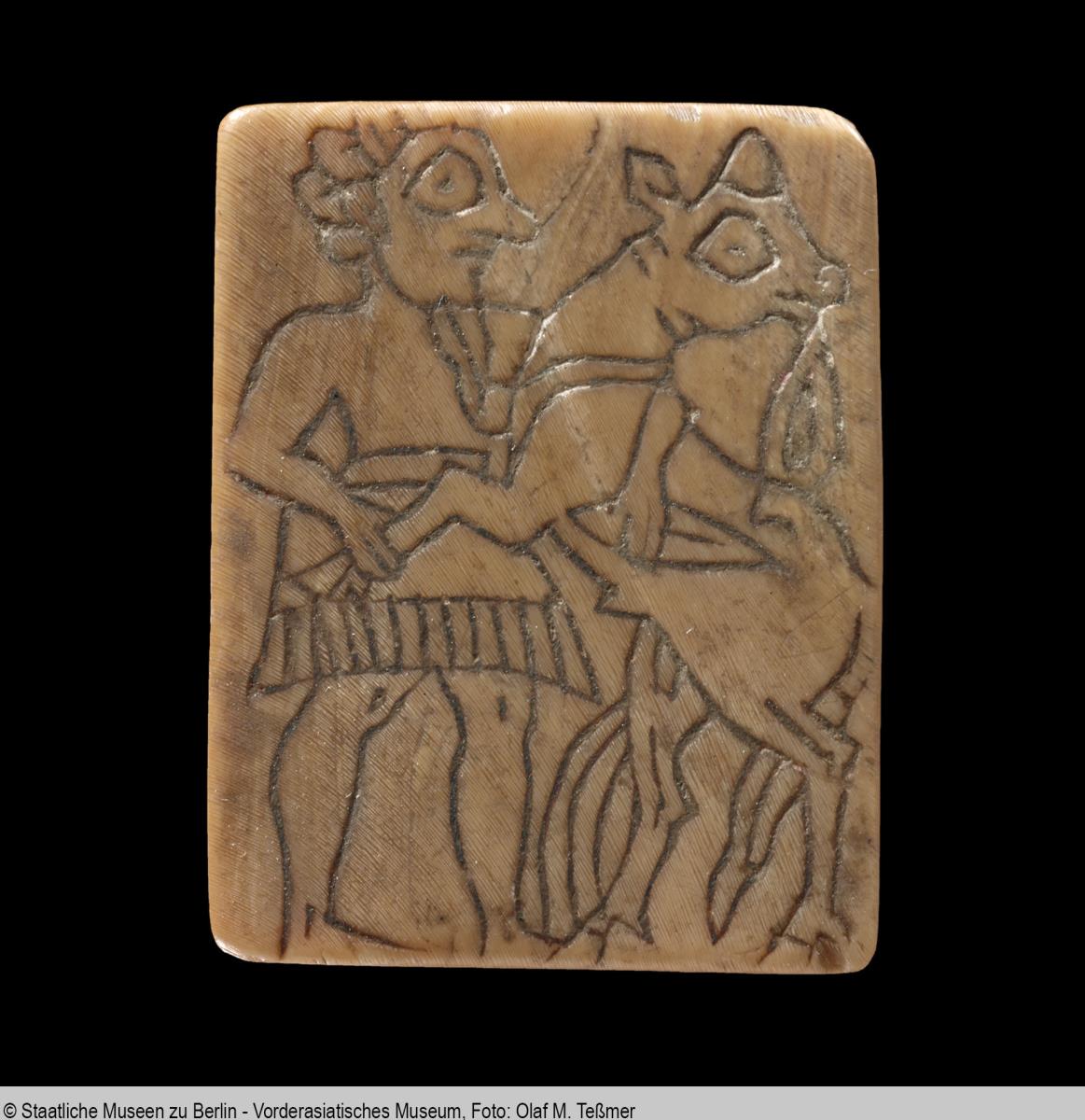 Hochrechteckiges Plättchen mit figürlicher Ritzzeichnung eines Mannes, der eine Gazelle greift