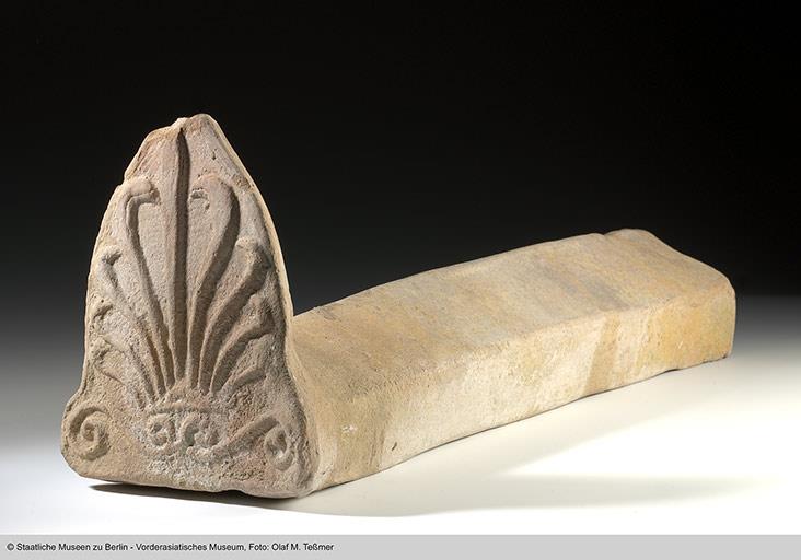 Dachziegel mit Giebelabschluß und Palmette
