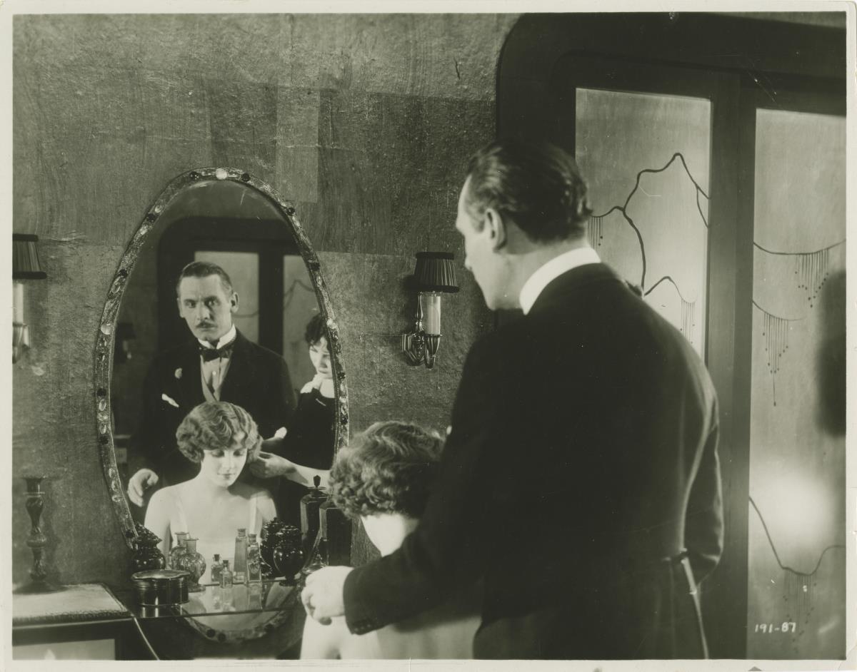 Raymond Griffith und Claire Windsor im Stummfilm: Nellie, the Beautiful Cloak Model