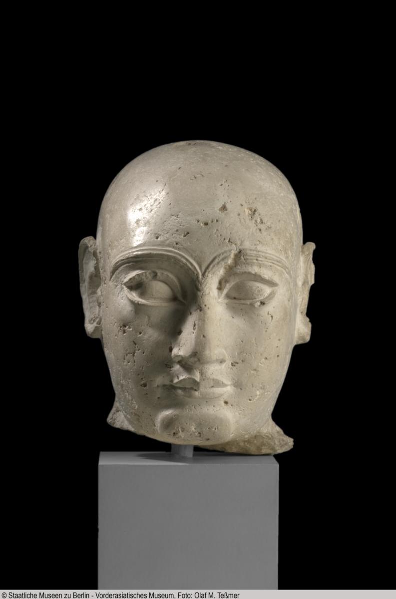 Kopf einer Männerstatuette