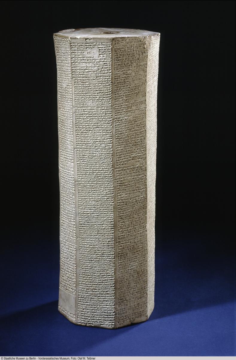 Achtseitiges Prisma mit Weihinschrift Tiglatpilesars I. von Assyrien