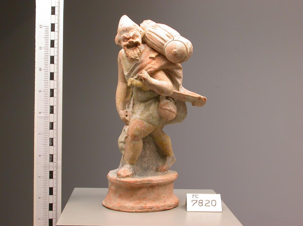 Terrakotte: Komödienfigur - Schauspieler als Soldat mit Gepäck