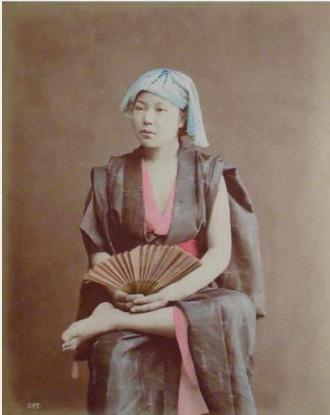 Japanisches Mädchen in gewöhnlicher Tracht