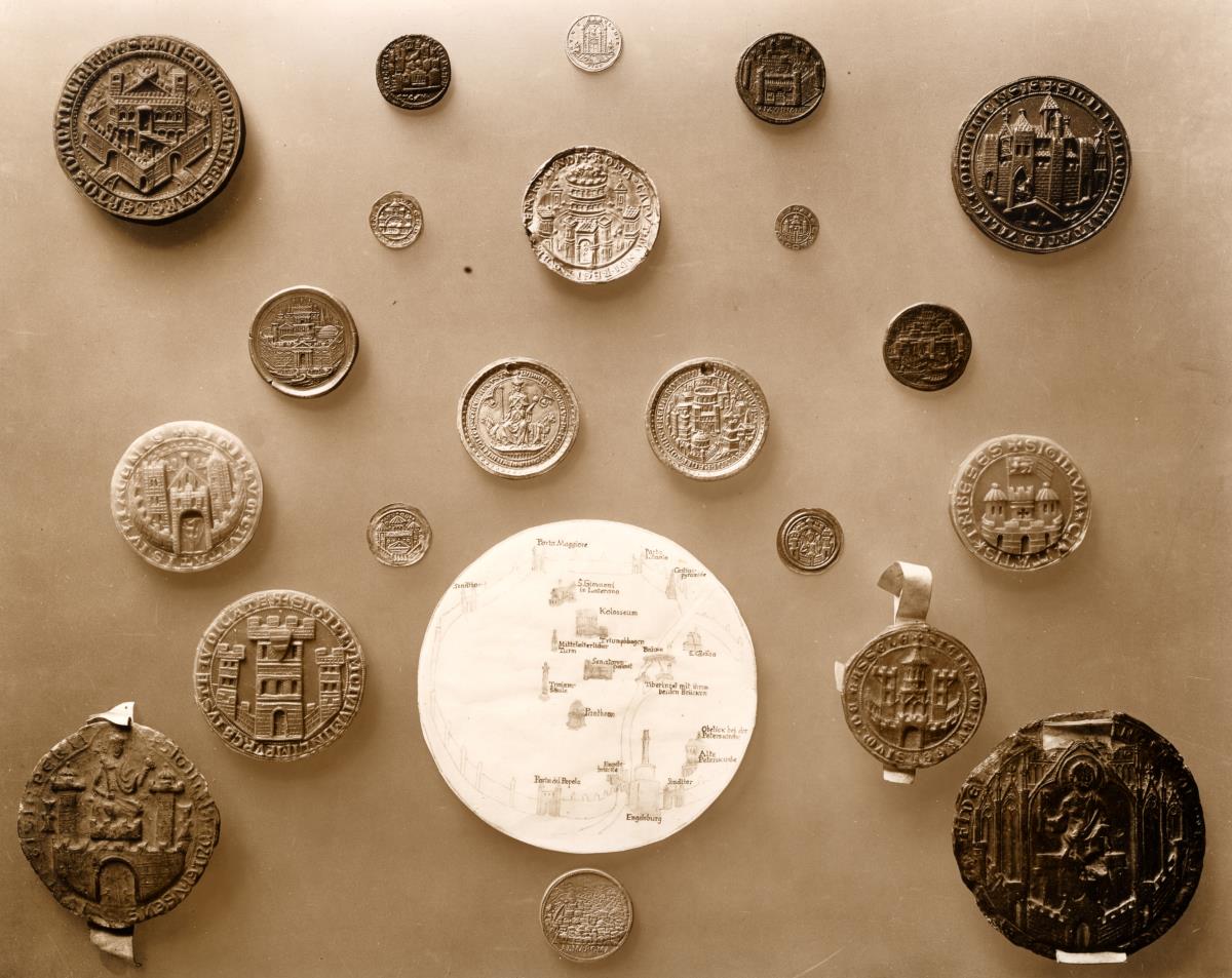 Siegel aus der Sonderausstellung "Das Stadtbild bis zur Renaissance auf Münzen, Medaillen und Siegeln" des Münzkabinetts