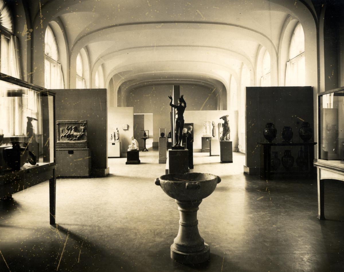 Blick in die Sonderausstellung der Antikensammlung "Sport und Spiel bei Griechen und Römern" im Ausstellungssaal der Generalverwaltung des Kaiser-Friedrich-Museums (05. Mai - 30. Okt. 1934)