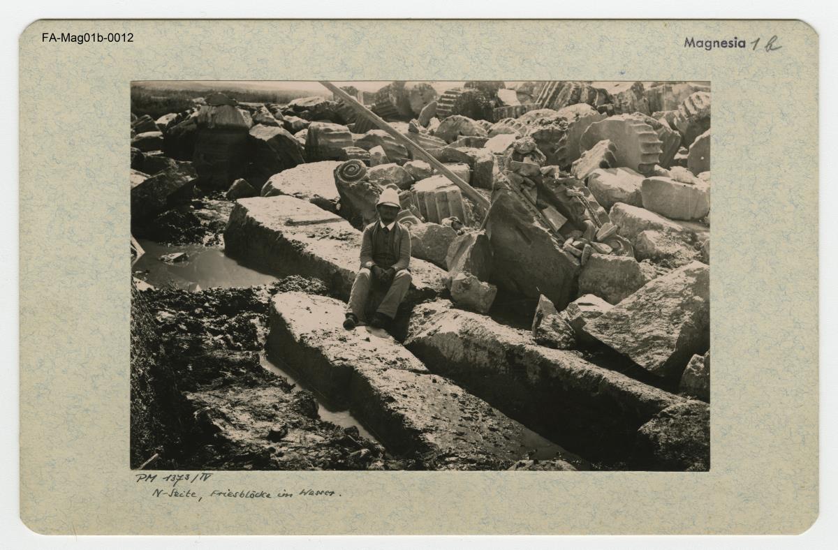 Magnesia am Mäander, Artemision, Sturzfeld der Nordseite