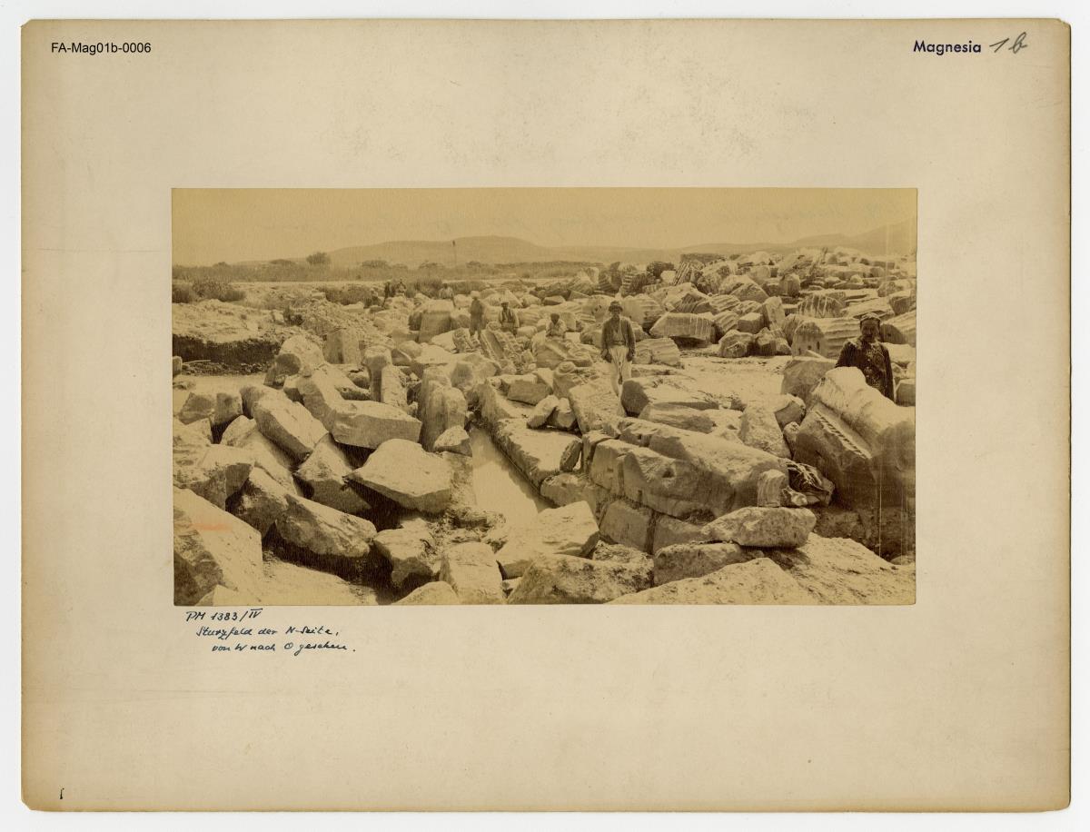 Magnesia am Mäander, Artemision, Sturzfeld der Nordseite
