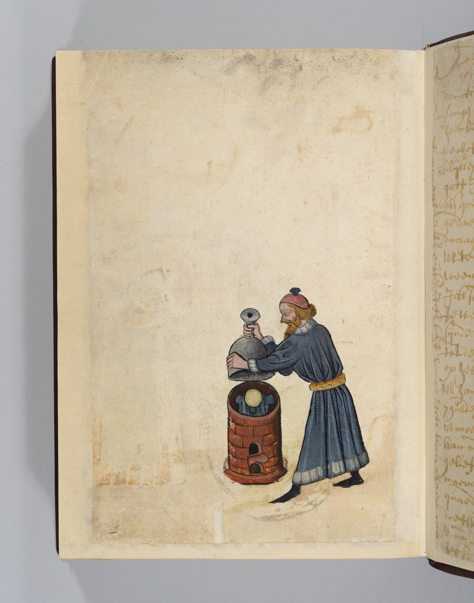 Alchimist, der eine Retorte vom Ofen nimmt