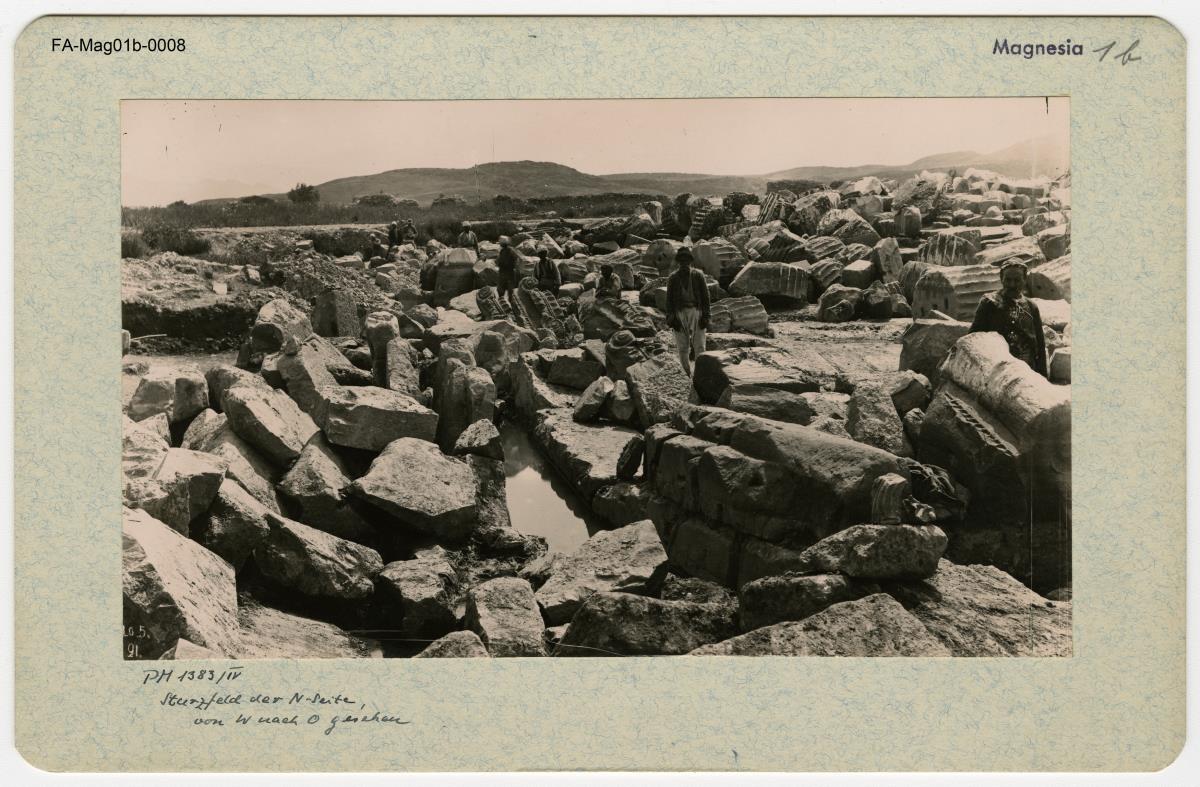 Magnesia am Mäander, Artemision, Sturzfeld der Nordseite