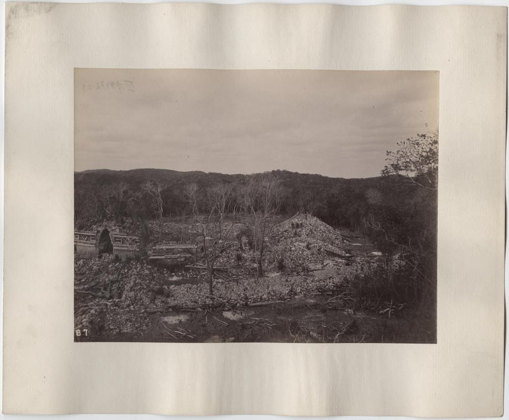 "Landschaft des Tempels (mit Torbogen). Blick nach N 65° W."