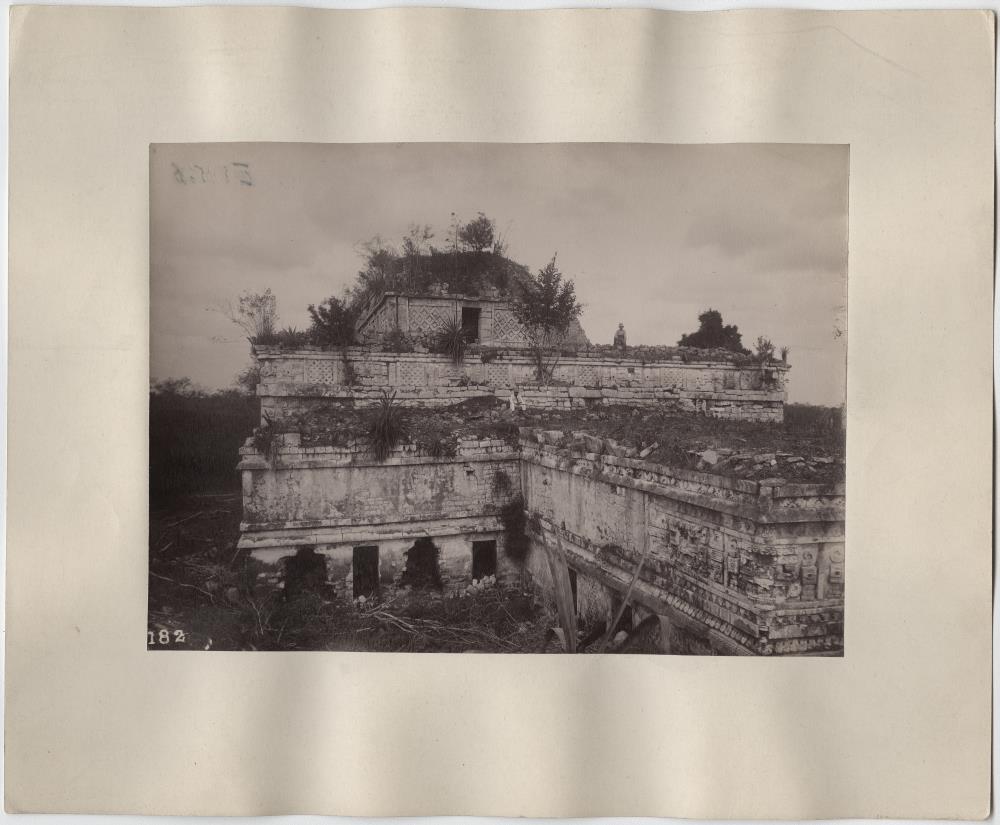 "Nonnenkloster vom Tempel im Südosten." (Mit Expeditionsmitglied.)