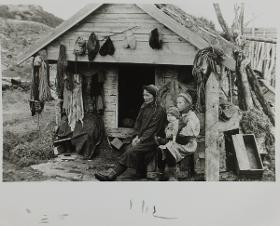 Samin mit zwei Kindern (Halbnah)