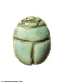 Skarabäus mit einer Durchbohrung und einer nfr-Hieroglyphe im Ring auf der Rückseite