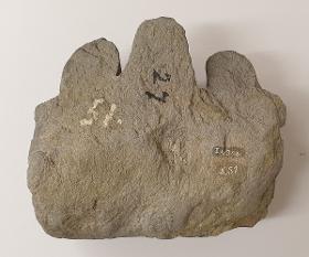 Füße eines stehenden Bodhisattva (Fragment). Sockelrelief: Verehrungsszene mit Feuerständer