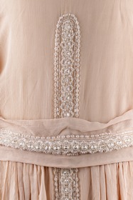 Lachsfarbenes Abendkleid mit Glasperlen verziert