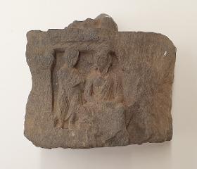 Fuß eines stehenden Buddha (Fragment). Sockelrelief: Verehrungsszene eines meditierenden Buddha