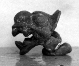 Zierstück mit Raubtierkopf