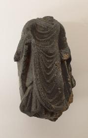 Torso eines stehenden Buddha in Schutzgeste (abhaya-mudra)