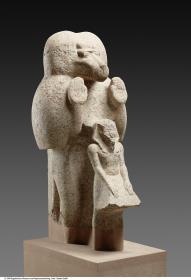 Statue des Gottes Thot als Pavian mit dem König Amenophis III. in Beterhaltung