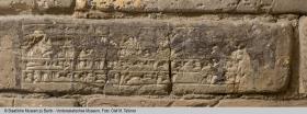 Ziegel mit 5 Zeilen Inschrift  des Nabopolassar für die Böschungsmauer mit Asphalt verklebt