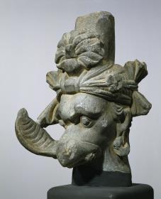 Kopf des mythischen Vogels Garuda mit Schlange (Naga) im Schnabel (Fragment)