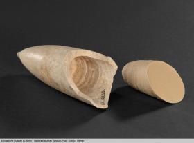 Fragment eines schlanken Knopfbechers