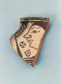 Archaische Scherbe mit der Darstellung eines Frauenkopfes