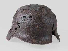 Deutscher Stahlhelm Typ M35 mit Einschussloch