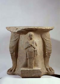 Marmorbasis in Form eines Dreifuβtisches mit Weihinschrift an Hermes Tychon