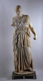 Statue der Athena mit Kreuzbandägis