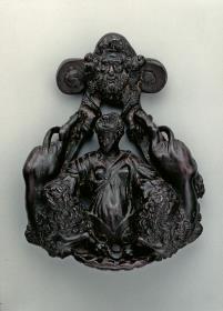 Weibliche Halbfigur zwischen Löwen