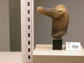 Kopf und Hals eines Pferdes mit Spuren von Bemalung