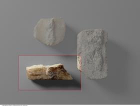 Fragment vom Sockel einer Statuettengruppe mit Resten eines Fußpaares
