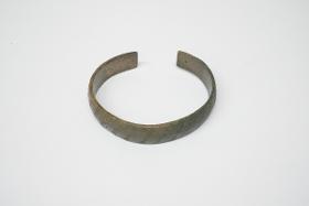 Armreif mit Linearverzierung