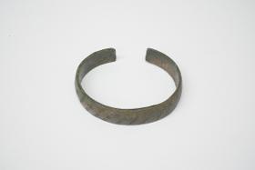 Armreif mit Linearverzierung
