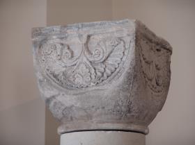 Würfelkapitell mit Palmetten- und Blattornament