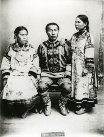 Sergej, ein Nanai, mit zwei Frauen Ehefrau und Mutter (?).