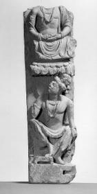 Teil einer komplexen Stele oder eines Türrahmens (?) (Fragment): zwei sitzende Bodhisattvas, evtl. sog. Wunder von Shravasti