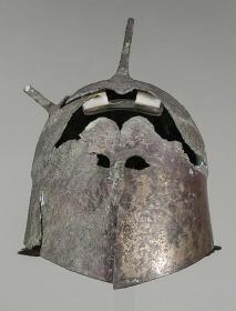 Korinthischer Helm mit gravierten Wangenklappen (Eber)