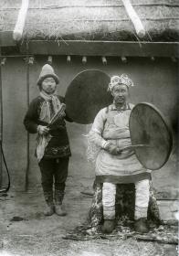 Nanai-Schamane mit Gehilfen.