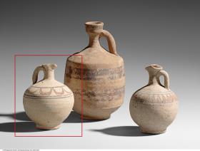 Kleine Kanne mit Kleeblattmündung ("Oinochoe/Kleeblattkanne") mit einem Sicheldekor im Schulterbereich