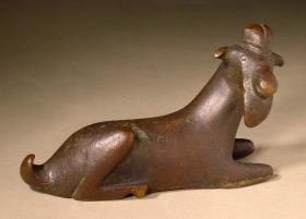 Archaische Statuette eines liegenden Ziegenbocks