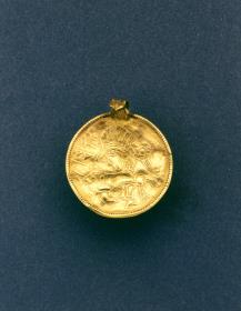 Goldbrakteat mit Runenzeichen