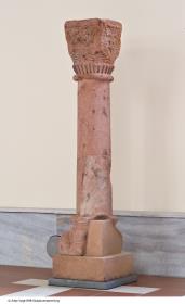 Säulchen mit Palmettenkapitell und Basis
