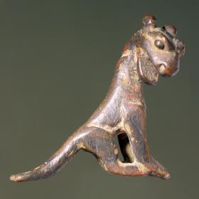 Pantherähnliches, hockendes Tier