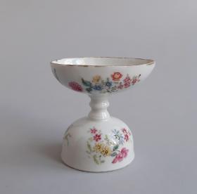 Eierbecher mit Blumendekor